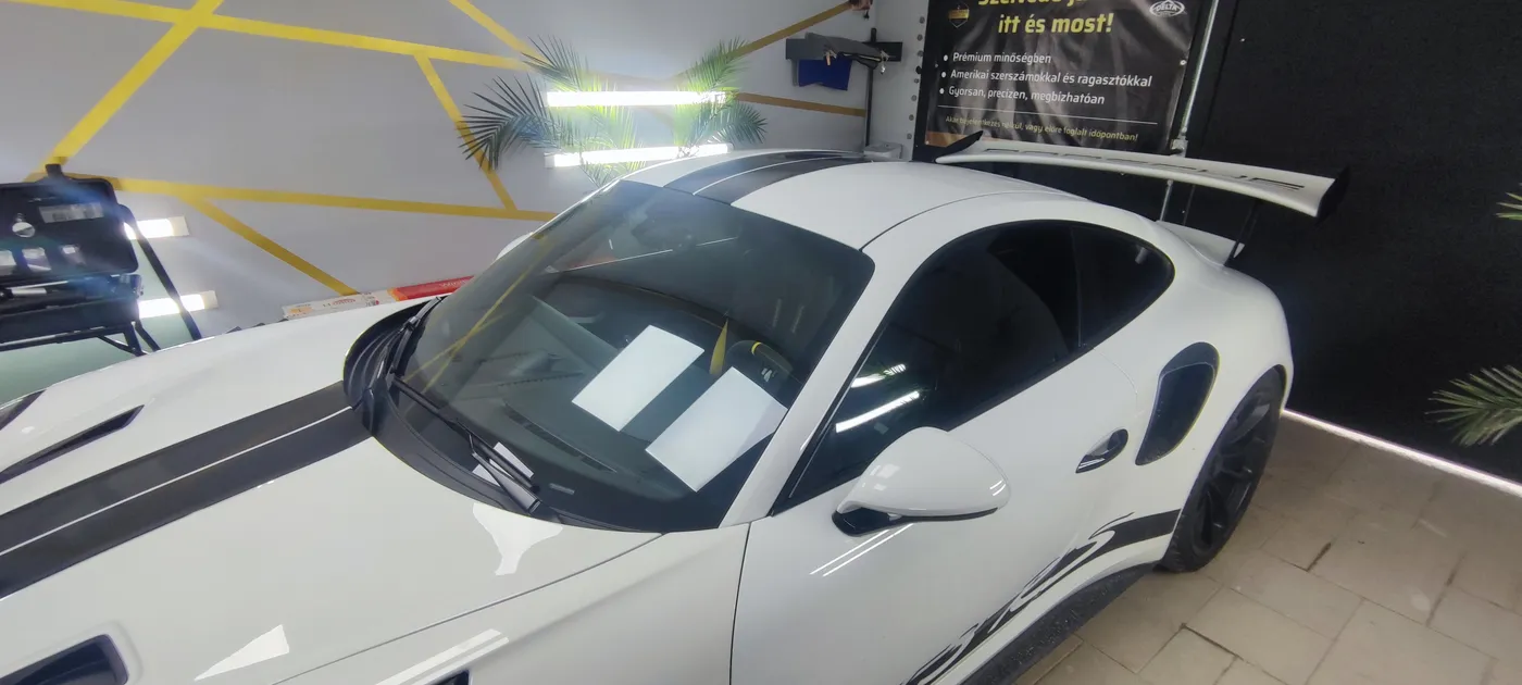Prémium Porsche sötétített ablakfóliázás után – XPEL ablakfólia