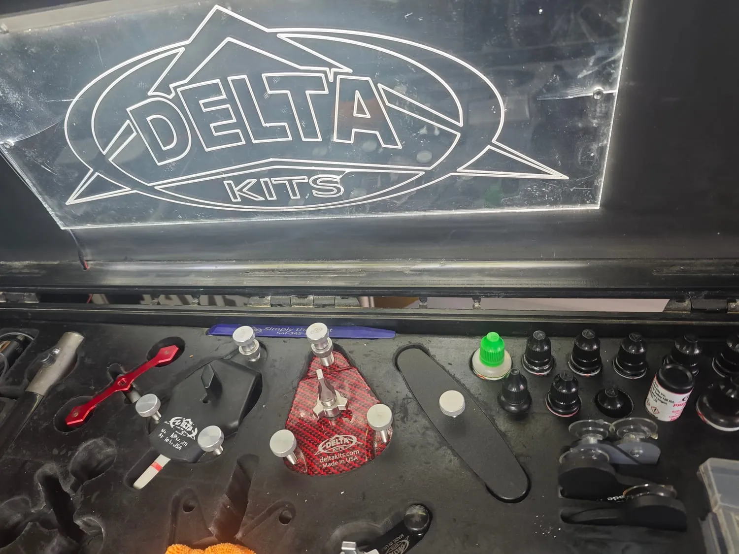 Delta Kits (USA) professzionális szélvédőjavító szerszámok és gyanták