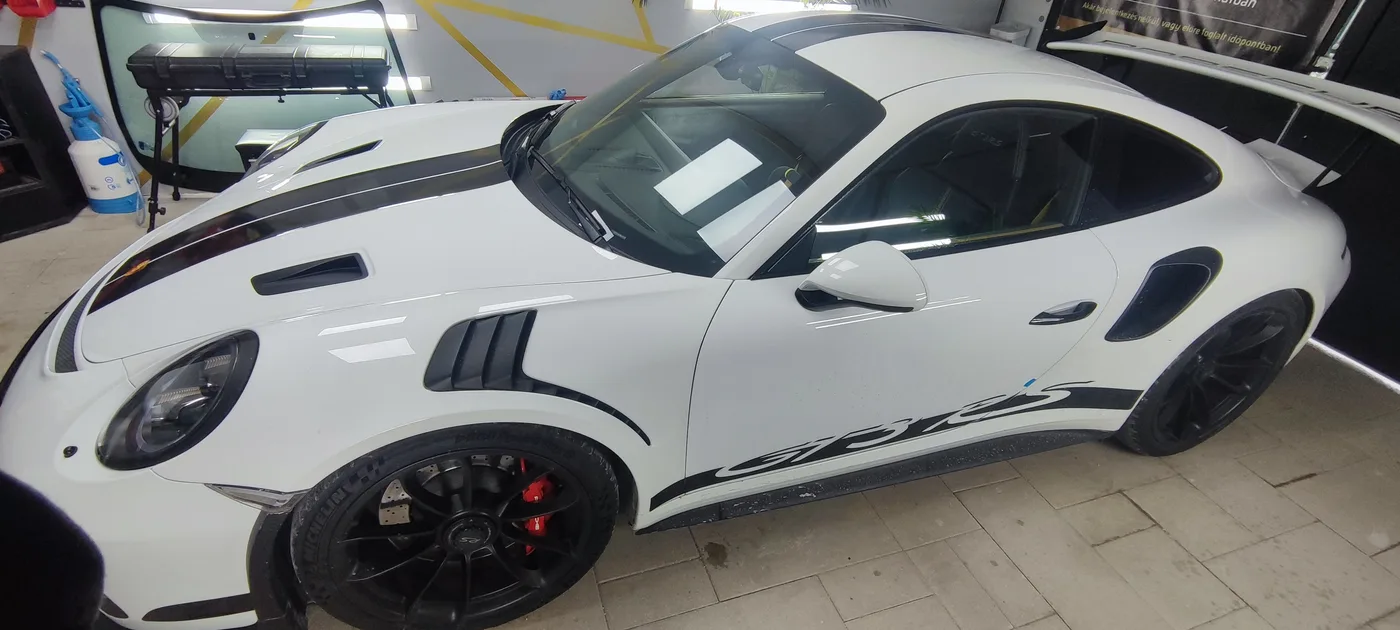 Világos, sötétítetlen ablakú Porsche a fóliázás előtt