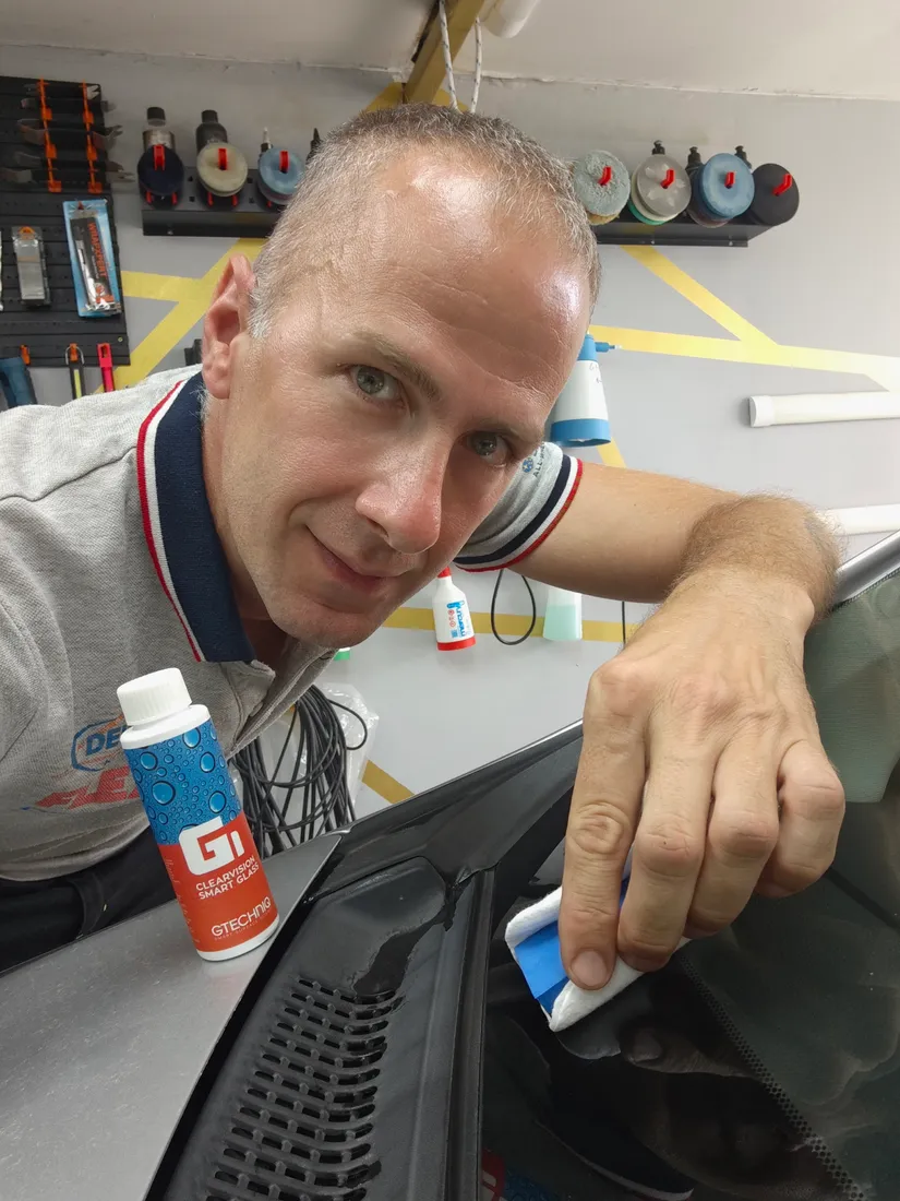 Matthias Rex szakember nano impregnálás közben