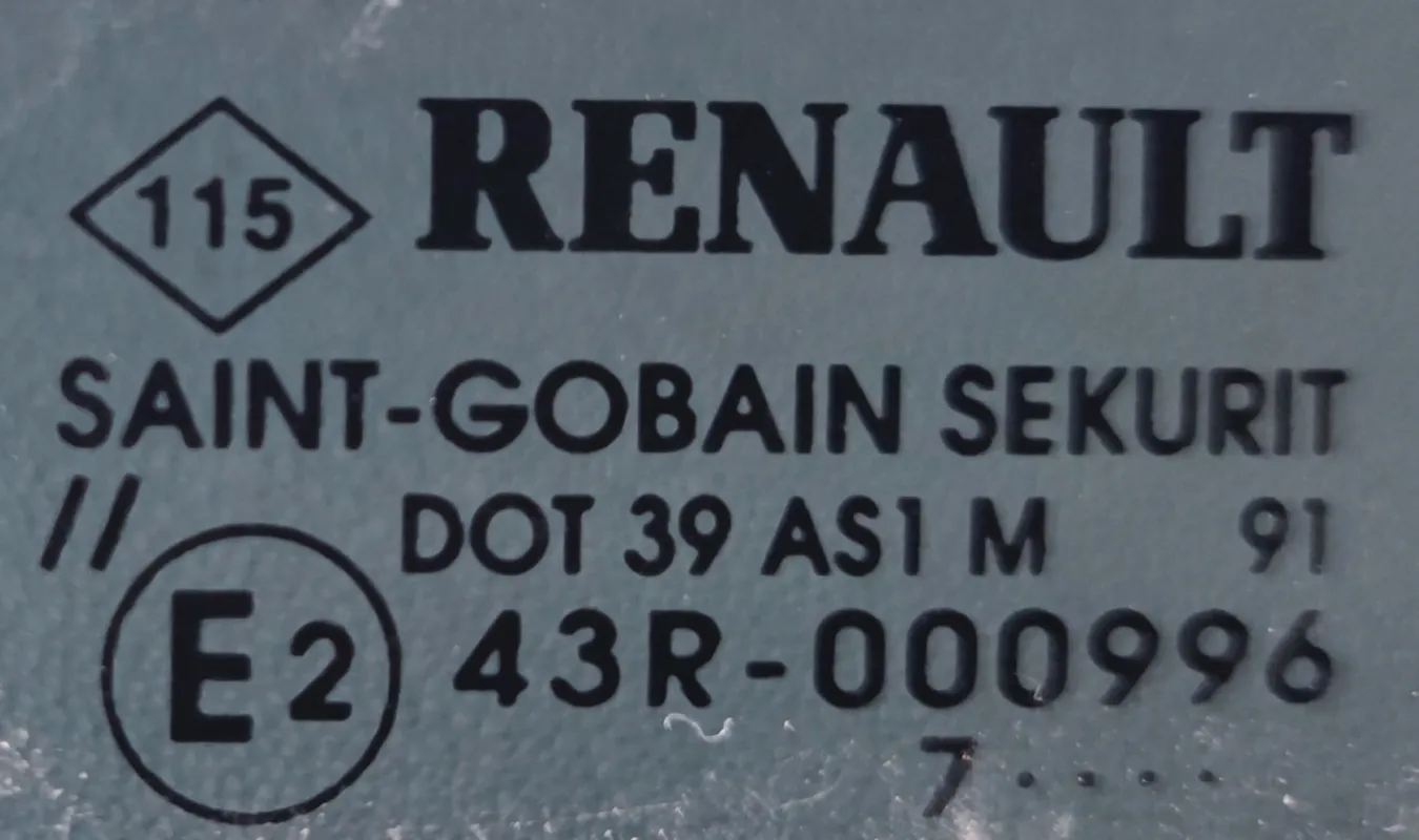 Szélvédőn található gyári jelölések közelről